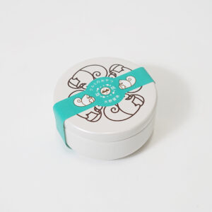 大野醤油味を示すブルーの帯が巻かれた丸い缶のオリジナルパッケージ