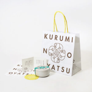 レトロで可愛いリスのイラストが特徴的な、石川県金沢の老舗佃煮屋が手がけるユニークなオリジナル紙袋