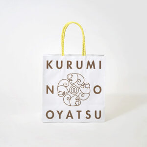 レトロで可愛いリスのイラストが特徴的な、石川県金沢の老舗佃煮屋が手がけるユニークなオリジナル紙袋