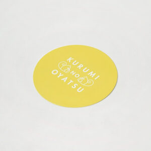 商品の缶をイメージした丸形のショップカード