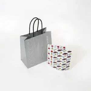 動物柄が可愛いティーバッグのオリジナルパッケージとシルバー印刷が高級感を添える有名製茶ブランドのオリジナル紙袋