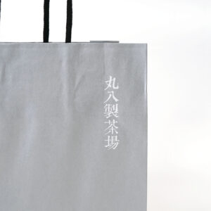 シルバー印刷が高級感を添える、有名製茶ブランドの上品なオリジナル和風紙袋