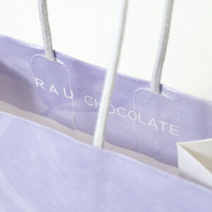 Jカットハンドルが特徴的なユニークなスイーツブランドのオリジナル紙袋