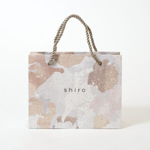 フルカラー印刷でメタリックな輝きを全面に表現した、有名コスメブランドの今っぽいオリジナル紙袋