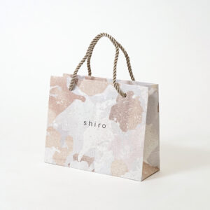 フルカラー印刷でメタリックな輝きを全面に表現した、有名コスメブランドの今っぽいオリジナル紙袋