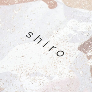 淡い背景が黒インクのシンプルなロゴを引き立てるオリジナル紙袋