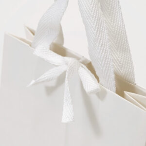 シンプルなホワイトベースに、口留め加工を施すことでギフト感を演出したオリジナル紙袋