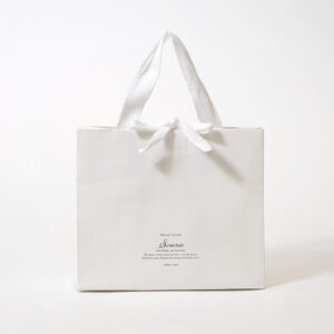 シンプルなホワイトベースに、口留め加工を施すことでギフト感を演出したオリジナル紙袋