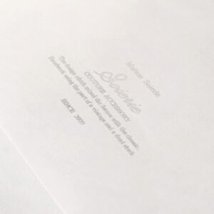 ホワイトでシンプルにまとめつつ、ロゴにシルバーの箔押しを施しアクセントをつけたオリジナル紙袋