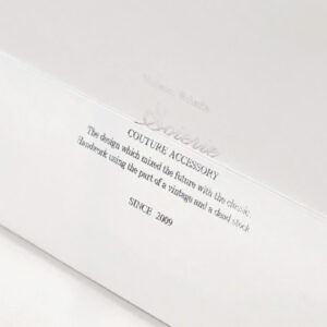 ホワイトでシンプルにまとめつつ、ロゴにシルバーの箔押しを施しアクセントをつけたオリジナル紙袋