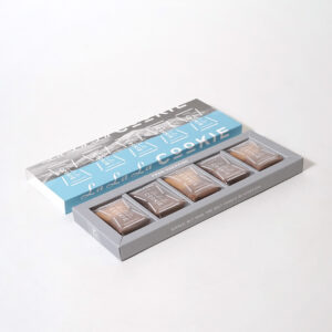 ブルーとシルバーをベースカラーにニセコアンヌプリの風景を表現した、きのとや LaLaLacookieのスタイリッシュなオリジナルパッケージ