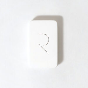 現代的な丸みのあるフォルムが目を引く、ユニークなスイーツブランドのオリジナルパッケージ