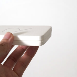 現代的な丸みのあるフォルムが目を引く、ユニークなスイーツブランドのオリジナルパッケージ