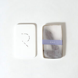 現代的な丸みのあるフォルムが目を引く、ユニークなスイーツブランドのオリジナルパッケージ