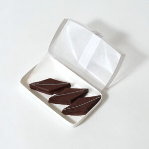 現代的な丸みのあるフォルムが目を引く、ユニークなスイーツブランドのオリジナルパッケージ