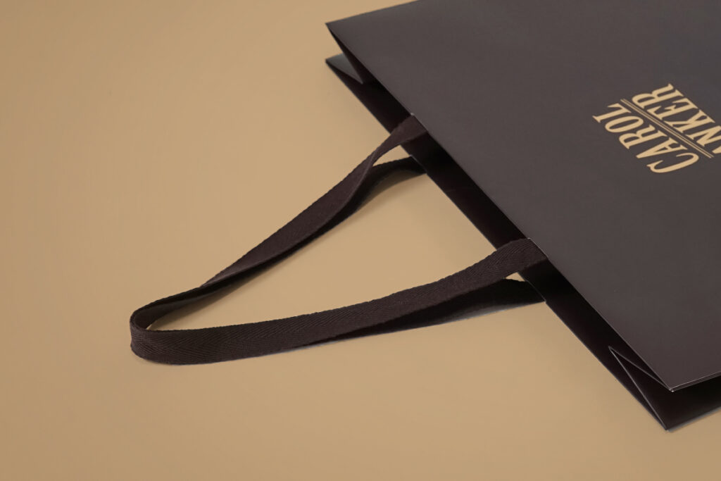 新作のサンプル紙袋が登場！スーツブランド「CAROL ANKER」の肩掛けしやすいハンドルの長さを選んだ上品なオリジナル紙袋