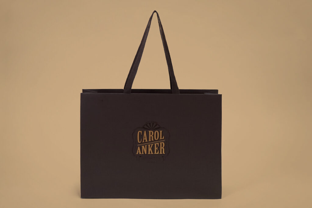新作のサンプル紙袋が登場！スーツブランド「CAROL ANKER」のオリジナル紙袋