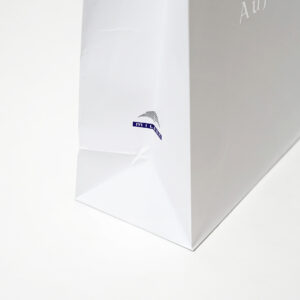 シンプルなホワイトに、口折り部分のレインボーカラーが華やかなアクセントとなるオリジナル紙袋