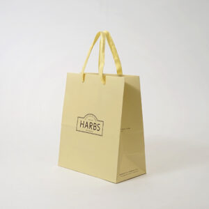 クリームカラーがかわいい、人気ケーキショップの保冷機能付きオリジナル紙袋