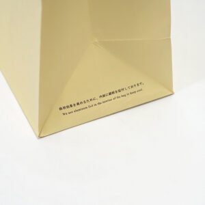 クリームカラーがかわいい、人気ケーキショップの保冷機能付きオリジナル紙袋