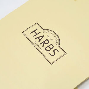 クリームカラーがかわいい、人気ケーキショップの保冷機能付きオリジナル紙袋