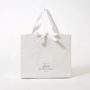 ナチュラルな平紐をあえて使った口留め付き紙袋を読む