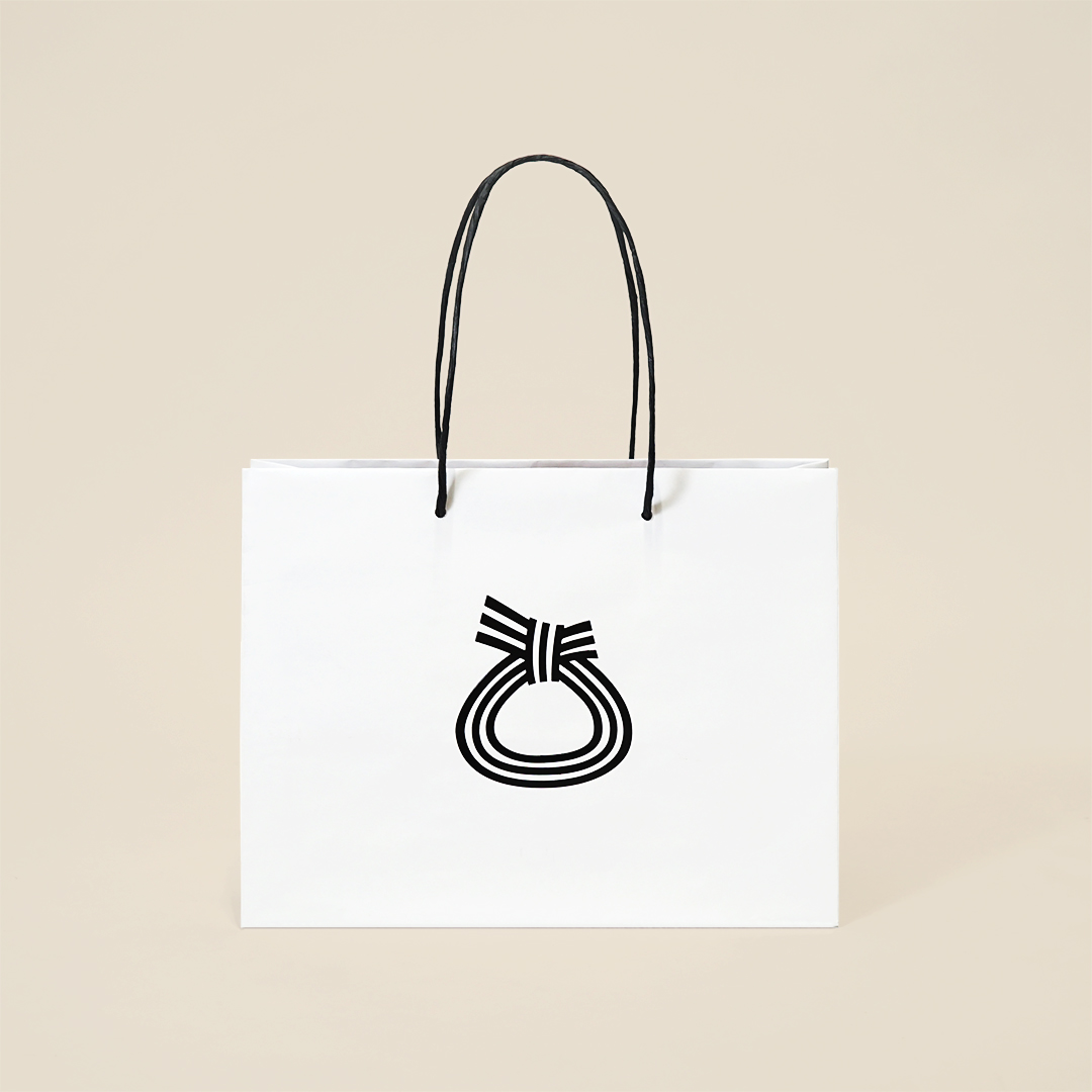 可愛らしいフォルムの浮き出しロゴ0