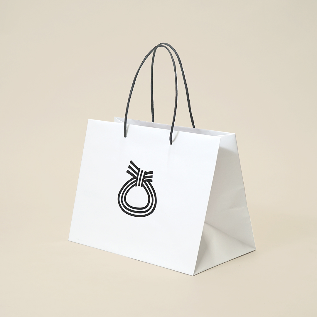 可愛らしいフォルムの浮き出しロゴ1