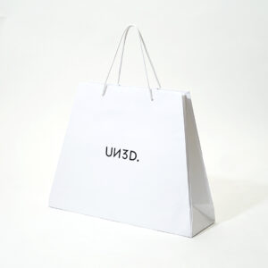 台形フォルムとジャバラ折りの要素を取り入れた、ユニークな特殊形状のオリジナル紙袋
