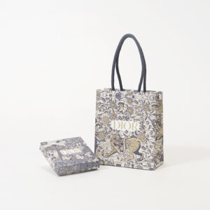 総柄と箔押し加工が美しい輝きを放つ、ラグジュアリーブランドのホリデー限定オリジナルボックスとオリジナル紙袋