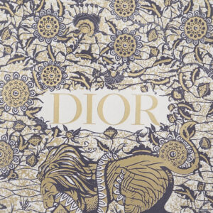 総柄と箔押し加工が美しい輝きを放つ、ラグジュアリーブランドのホリデー限定オリジナル紙袋