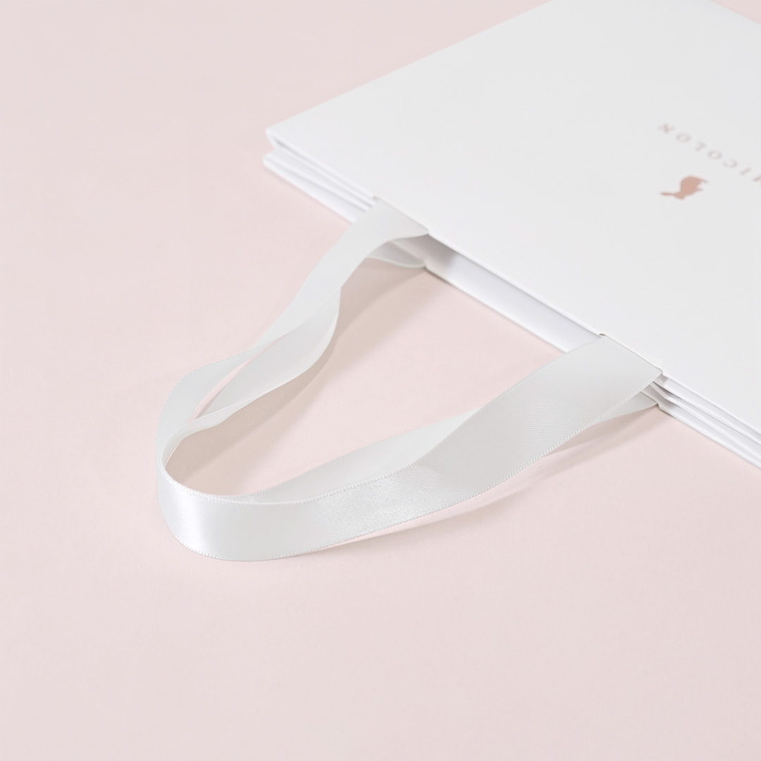 色違いの箔押しが上品な紙袋と箱のセット5