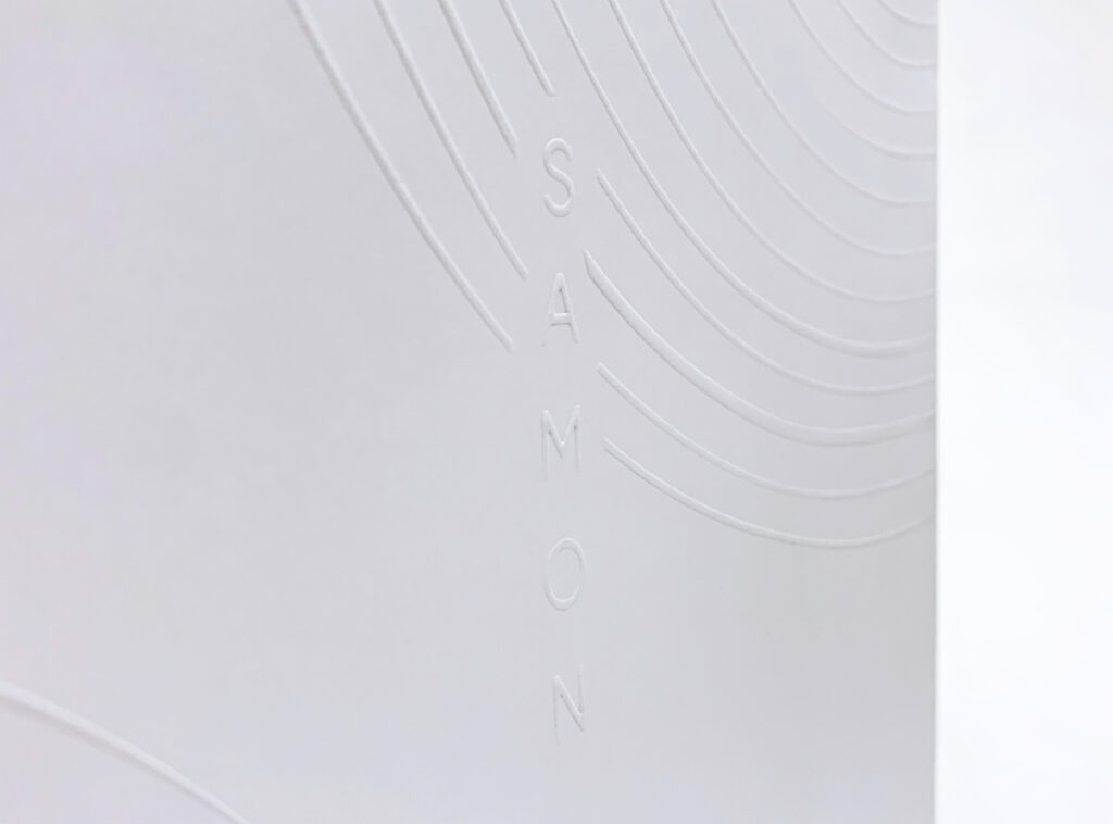 SAMONのロゴに浮き出し加工が施されたオリジナル紙袋