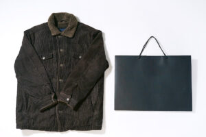 BIGサイズのオリジナル紙袋に収まる冬用コート