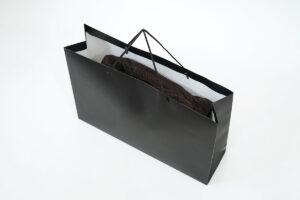 厚手のコートもすっぽり収まるBIGサイズのオリジナル紙袋