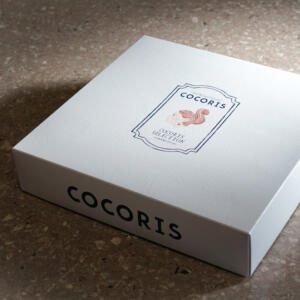 フルカラー印刷で鮮やかに描かれた、リスのようなヘアスタイルの女の子のイラストが可愛いオリジナルボックス