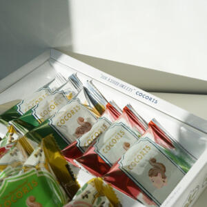 フルカラー印刷で鮮やかに描かれた、リスのようなヘアスタイルの女の子のイラストが可愛いオリジナルボックス