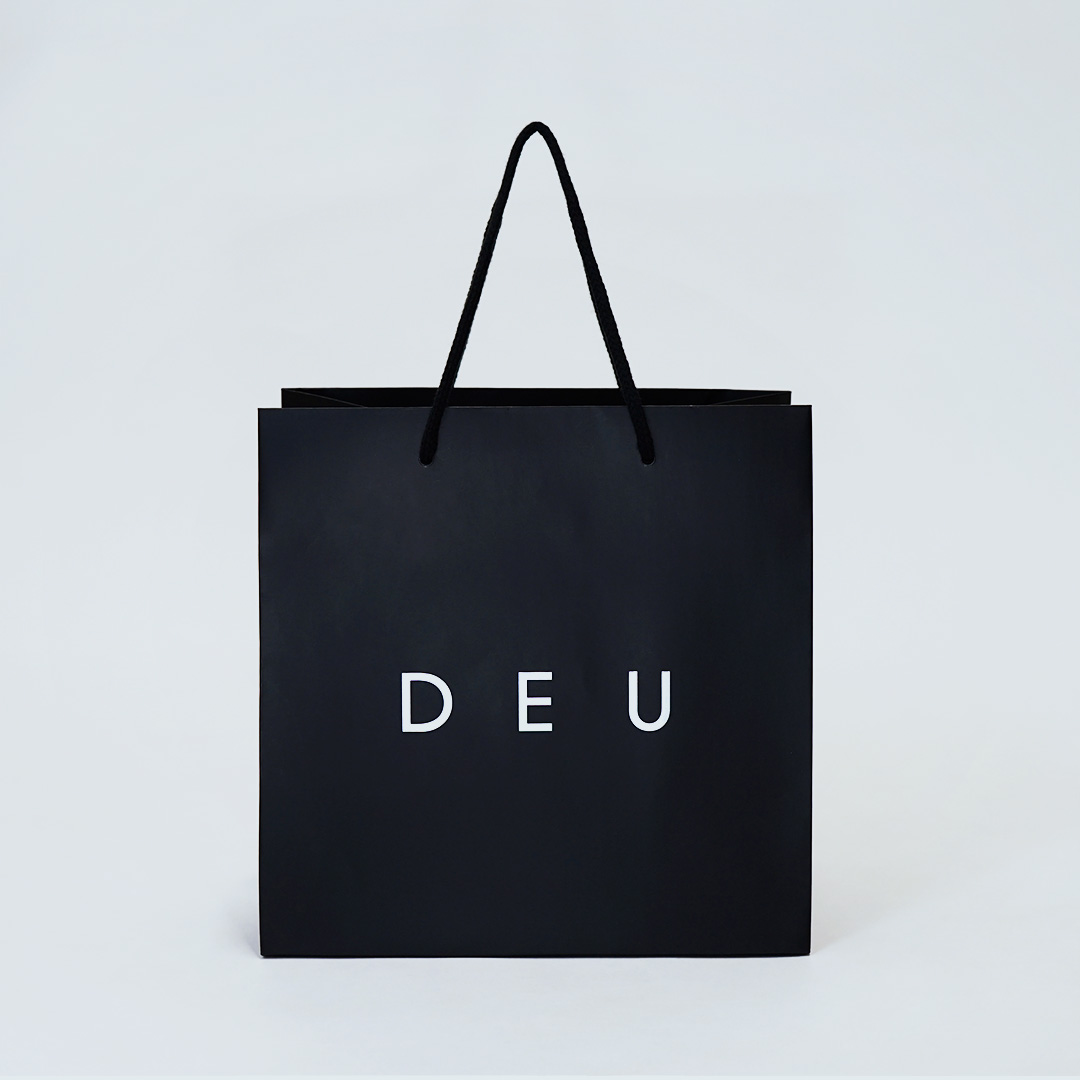 ブラックとシルバーでクールな印象の紙袋0