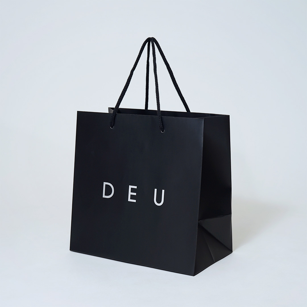 ブラックとシルバーでクールな印象の紙袋1