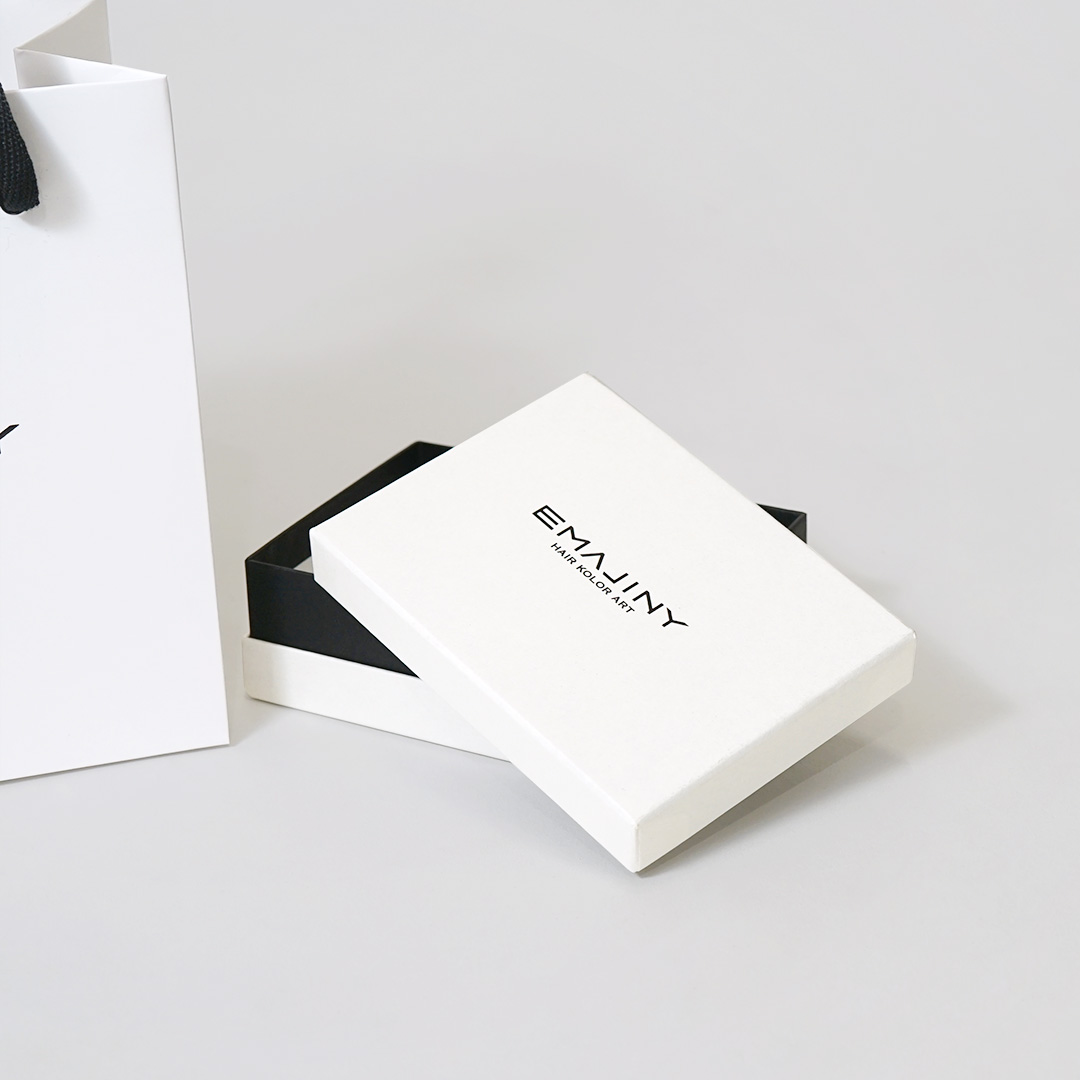 ロゴカラーと揃えた中箱や持ち手がポイント！7