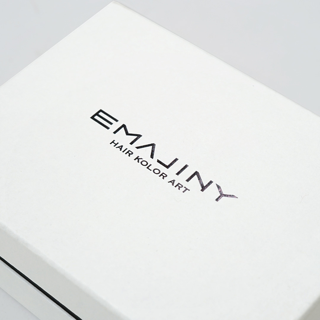 ロゴカラーと揃えた中箱や持ち手がポイント！10