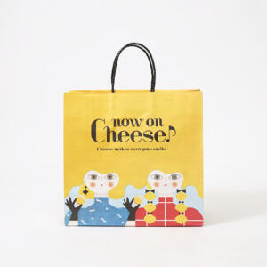 フルカラー印刷で鮮やかに表現された、ポップなカラーリングとイラストがかわいい、チーズスイーツ専門店のオリジナル紙袋