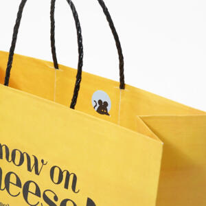 フルカラー印刷で鮮やかに表現された、ポップなカラーリングとイラストがかわいい、チーズスイーツ専門店のオリジナル紙袋