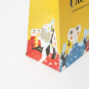 フルカラー印刷で鮮やかに表現された、ポップなカラーリングとイラストがかわいい、チーズスイーツ専門店のオリジナル紙袋