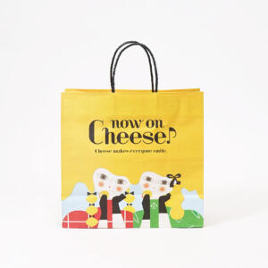 フルカラー印刷で鮮やかに表現された、ポップなカラーリングとイラストがかわいい、チーズスイーツ専門店のオリジナル紙袋