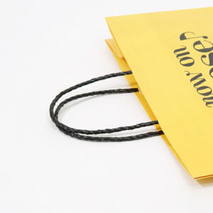 フルカラー印刷で鮮やかに表現された、ポップなカラーリングとイラストがかわいい、チーズスイーツ専門店のオリジナル紙袋