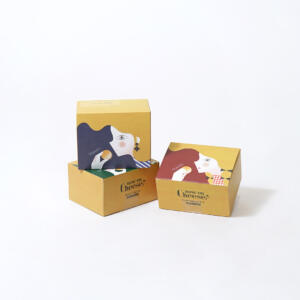 フルカラー印刷で鮮やかに表現された、ポップなカラーリングとイラストがかわいい、チーズスイーツ専門店のオリジナルボックス