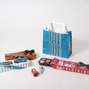 歴史あるブランドのポップなイラストが目を惹く、オリジナルパッケージと表面に特殊加工が施され、クラシカルな雰囲気を纏ったオリジナル紙袋