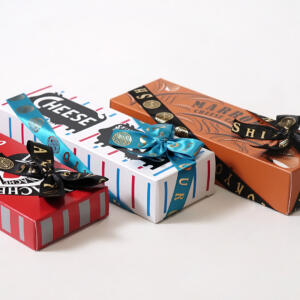 歴史あるブランドのブランドロゴが輝く、サテン素材のオリジナルリボン