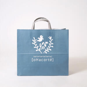 沖縄発フルーツタルト専門店の全面に鮮やかなブルーカラーが印刷されたオリジナル紙袋